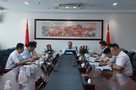 一群人坐在桌子前
描述已自動生成